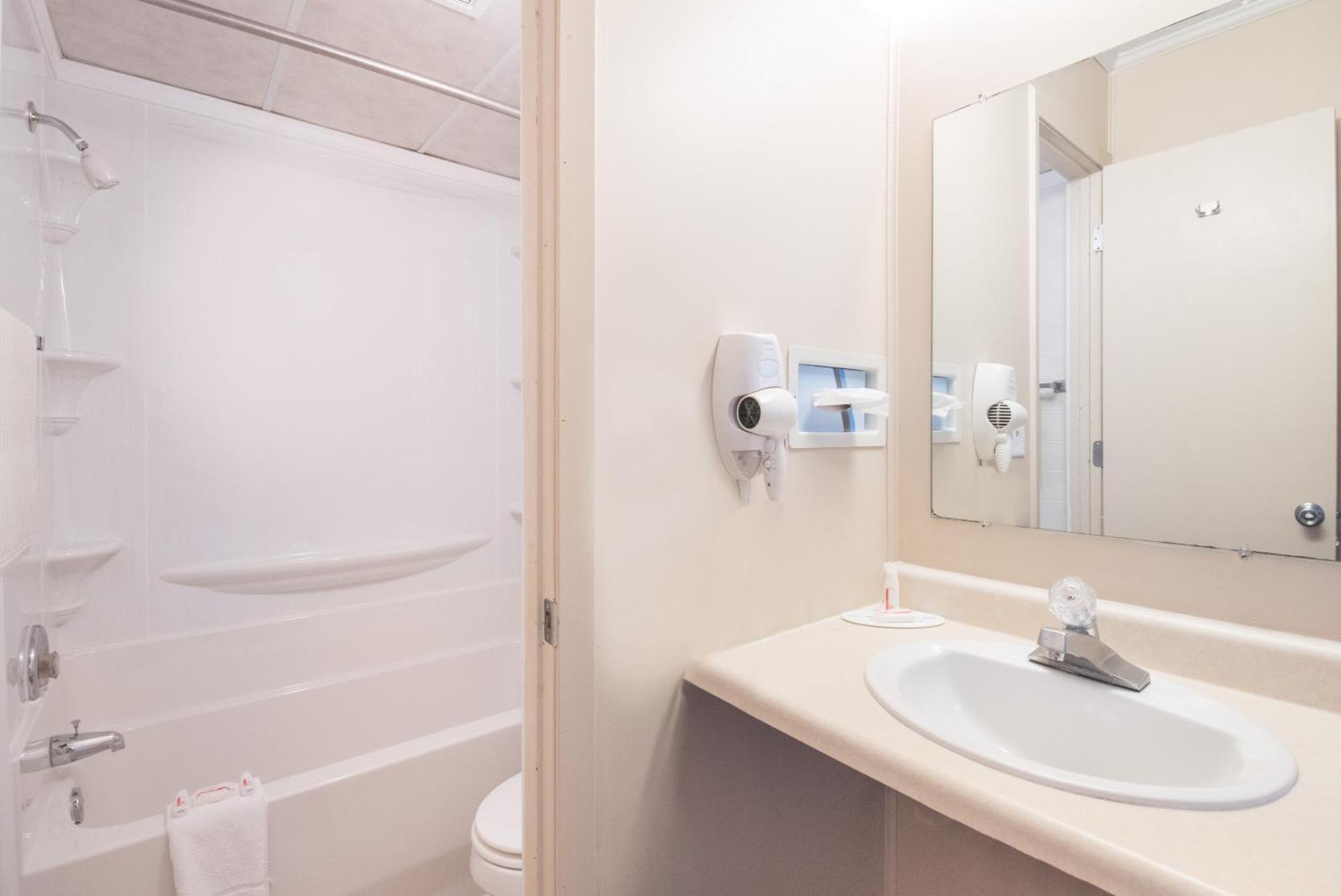 Knights Inn And Suites - Grand Forks Ngoại thất bức ảnh